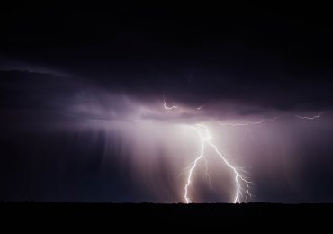 Podkarpacie: Meteorolodzy ostrzegają przed silnym wiatrem i burzami z gradem