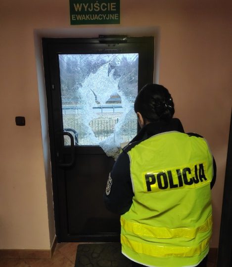 Brzozów: Siekierą zdewastował drzwi w budynku posterunku w Dydni