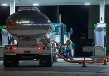 Świat: Ceny ropy i gazu lecą w dół. Jakie będą dalsze skutki ataku koronawirusa?
