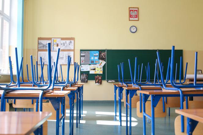 Polska: Od poniedziałku zamknięcie szkół ponadpodstawowych w strefie czerwonej, w żółtej nauka hybrydowa