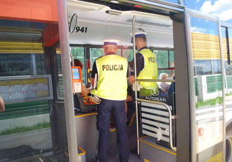 Rzeszów: Policyjne kontrole w autobusach miejskich. Policjanci wypisują mandaty na 500 zł za brak maseczki