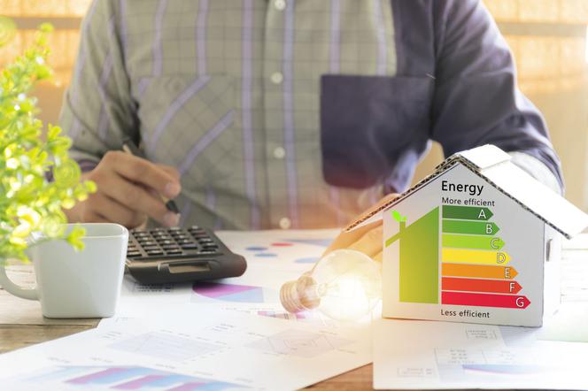 Porady: Jak zaoszczędzić na rachunkach za energię elektryczną?