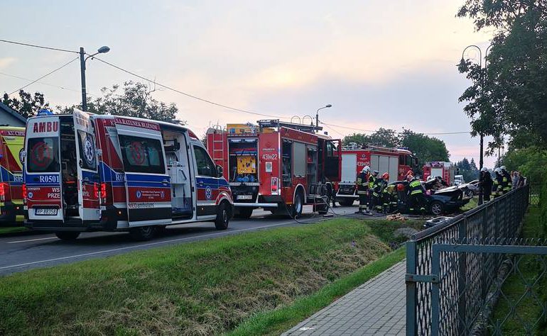 Jarosław: Kierowca skody zjechał z drogi po czym uderzył w przepust