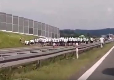 Polska: Ustawka pseudokibiców na autostradzie A4 koło Brzeska