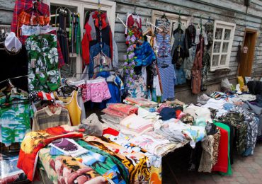 Tarnobrzeg: 37-latek sprzedawał na bazarze podrabianą odzież
