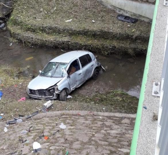 Sanok: Pijany kierowca wjechał do rzeki