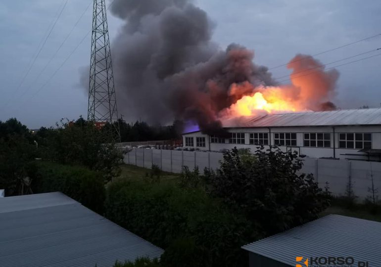 Kolbuszowa: Pożar zakładu produkującego folię. Hala produkcyjna doszczętnie spłonęła.