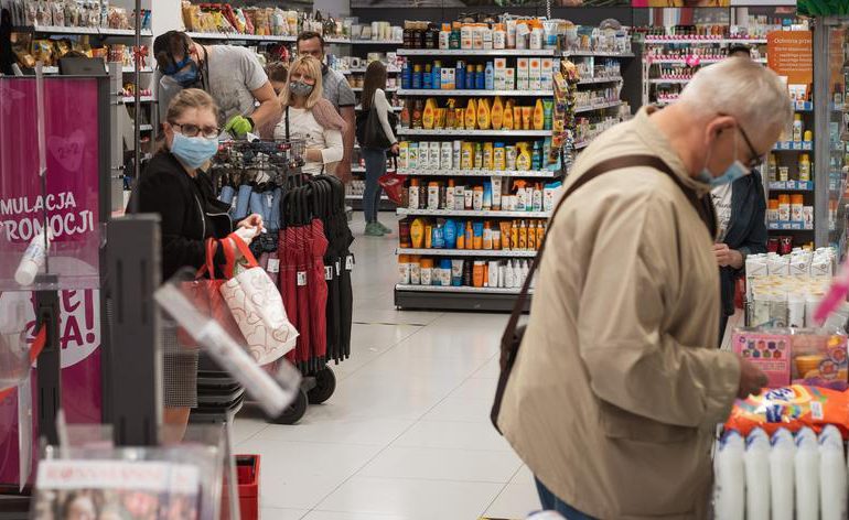 Polska: Wracają godziny dla seniorów w sklepach i aptekach.