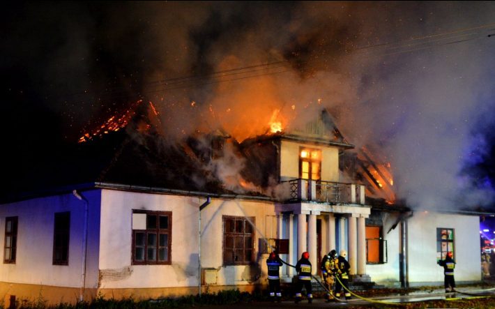 Krosno: Spłonął zabytkowy dwór Sulimirskich w Kobylanach