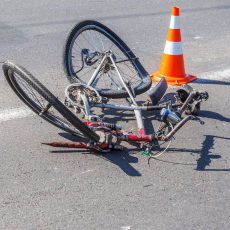 Prawo: Brak kasku podczas wypadku na rowerze niekoniecznie wpływa na odszkodowanie