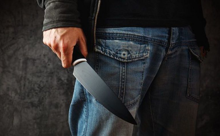 Tarnobrzeg: Uzbrojony w noże mężczyzna biegał ulicami miasta