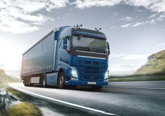 Praca: W Polsce brakuje kierowców ciężarówek: nadzieja w edukacji i pracownikach z Azji