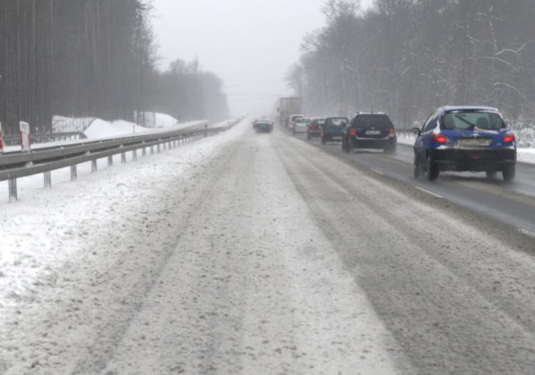 Polska: Korzystaj bezpiecznie z drogi w zimowych warunkach