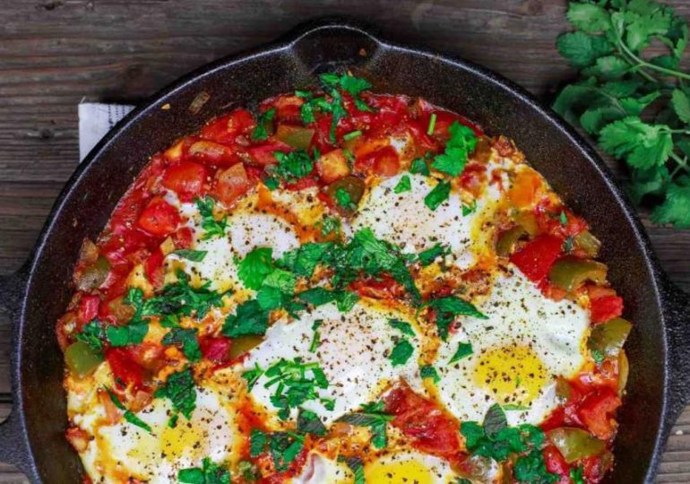 Kulinaria: Szakszuka - przepis na jajka w pomidorach, który warto spróbować