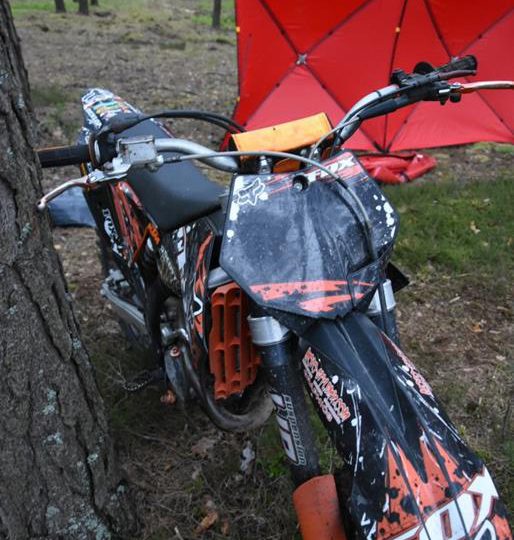 Lubaczów: Nie żyje 41-letni motycyklista. Jeźdżąc w lesie uderzył w drzewo.