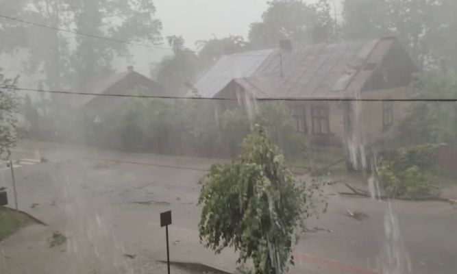 Lubaczów: Burza nad gminą Stary Dzików. Wiele budynków ma zerwane dachy.