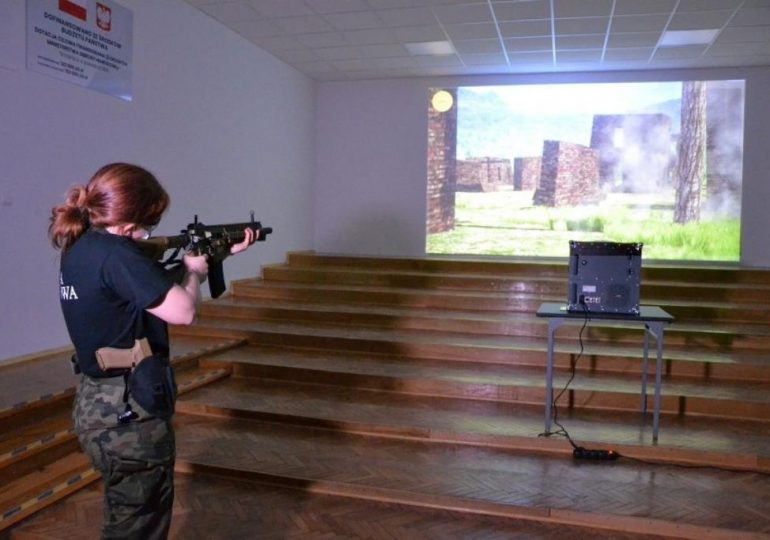 Stalowa Wola: Ćwiczenia uczniów klas mundurowych ze Stalowej Woli na wirtualnej strzelnicy