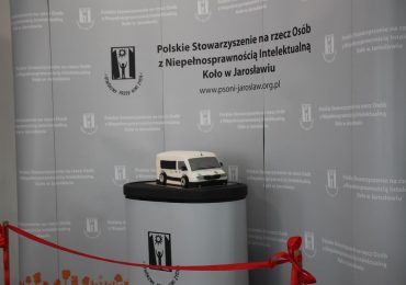 Jarosław: Wparcie dla osób z niepełnosprawnościami w postaci nowego samochodu [fotorelacja]