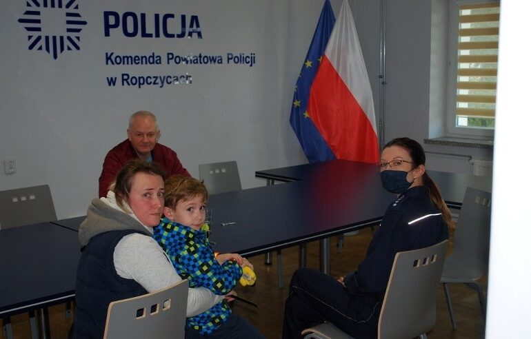 Stalowa Wola: Mieszkaniec Stalowej Woli po wypadku drogowym pomógł uchodźcom z Ukrainy, kobiecie z dzieckiem.