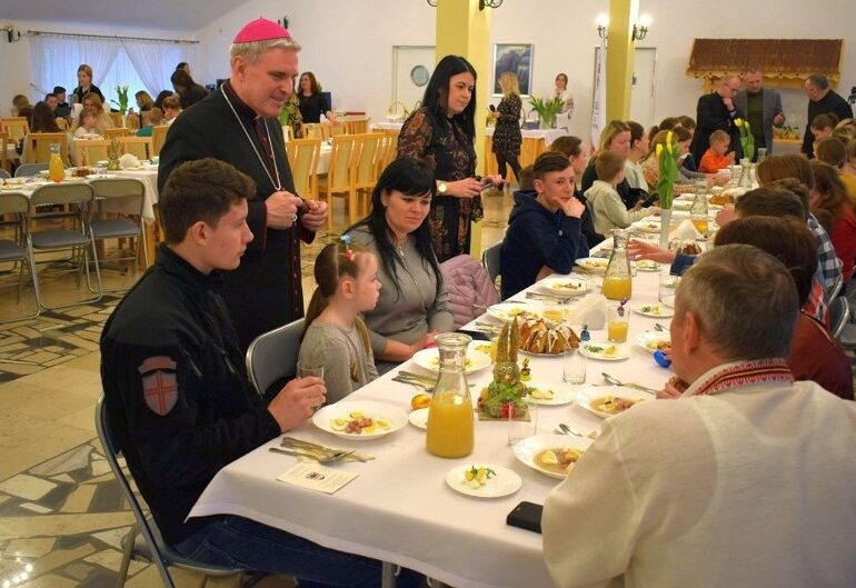 Stalowa Wola: Wielkanocne śniadanie uchodźców z biskupem w ośrodku Caritas w Bojanowie