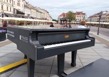 Rzeszów: Betonowy fortepian na Rzeszowskim Rynku