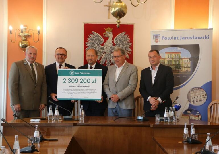 Jarosław: Oficjalne przekazanie promesy na przebudowę drogi powiatowej