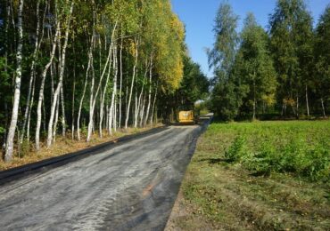 Mielec: Modernizacja drogi dojazdowej do gruntów rolnych w Błoniu w toku [fotogaleria]