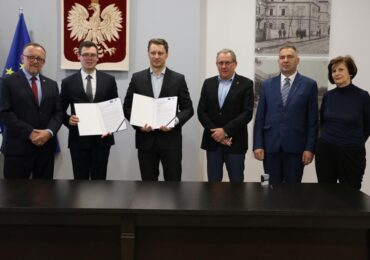 Jarosław: Podpisanie umowy na przebudowę drogi powiatowej Nr 1793R Radymno-Zabłotce-Wacławice