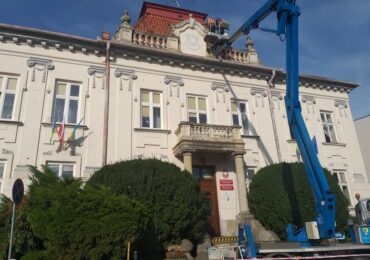 Tarnobrzeg: Rozpoczęła się renowacja herbu na budynku Urzędu Miasta Tarnobrzega