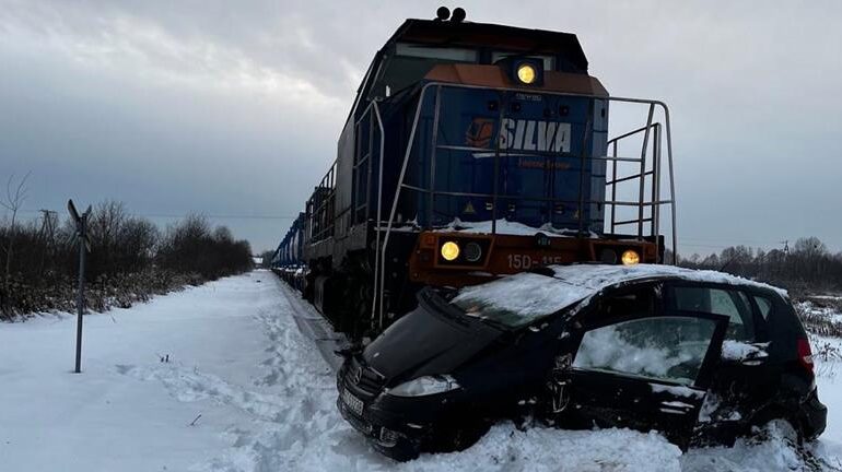 Tarnobrzeg: Zderzenie samochodu osobowego z pociągiem