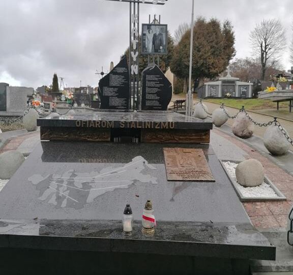 Strzyżów: Pomniki Marszałka Józefa Piłsudskiego oraz Pamięci Ofiar Stalinizmu po renowacji