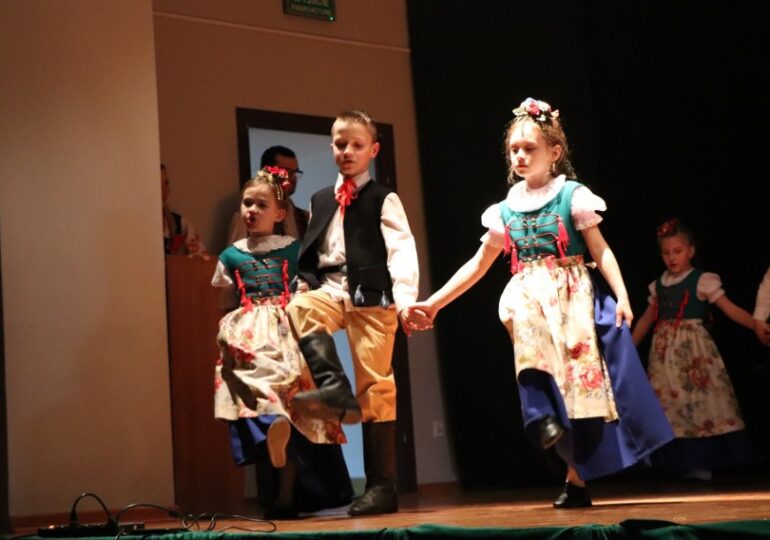 Mielec: 20 lat Dziecięco-Młodzieżowego Zespołu Tanecznego „Sanowiślaczki” z Radomyśla