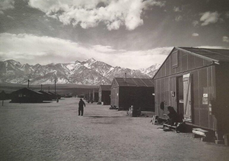 Kultura: „…cierpiący z powodu wielkiej niesprawiedliwości” | Wystawa fotografii Ansela Adamsa  z obozu dla internowanych japońskich Amerykanów w Manzanar